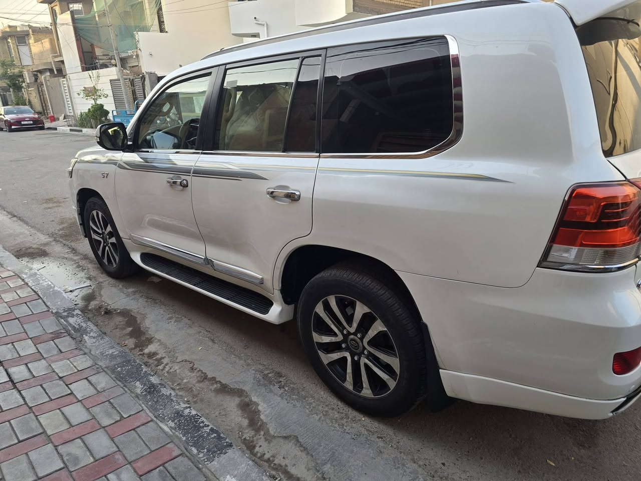 السلام عليكم لاندكروز ١٧ للبيع صبغ حزام شاصي محرك كير مكفول ٨ سلندر السعر ٣٤٠ وبيه مجال لشراي واذا من كربلاء يبقن فلوس عادي بس مونفس السعر مكانها كربلاء  ***********
