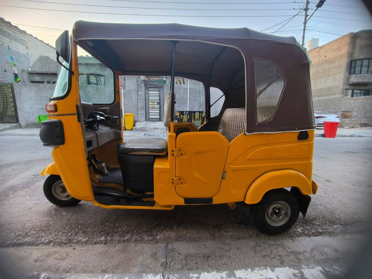 باجاج 2021 مجفتة مرة وبيهة ضربة ورة يم الباب راجعة بارد و معمرة الخياسات صفحتين والموس سعر 7 وميتين وبيها مجال ***********
