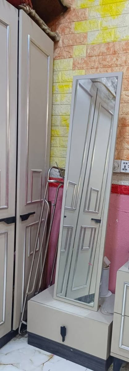 السلام عليكم غرفه تركيه 9قطع مع شازلون كنتور ابو ال 6+زاويه ام ال 2 استخدام قليل نضيفه مابيها لا كسر ولا جلخ مكان نجف طريق كربلاء عمود 130شارع الزركه السعر 950وبيها مجال قليل الاستفسار الاتصال ع الرقم واتساب ***********
