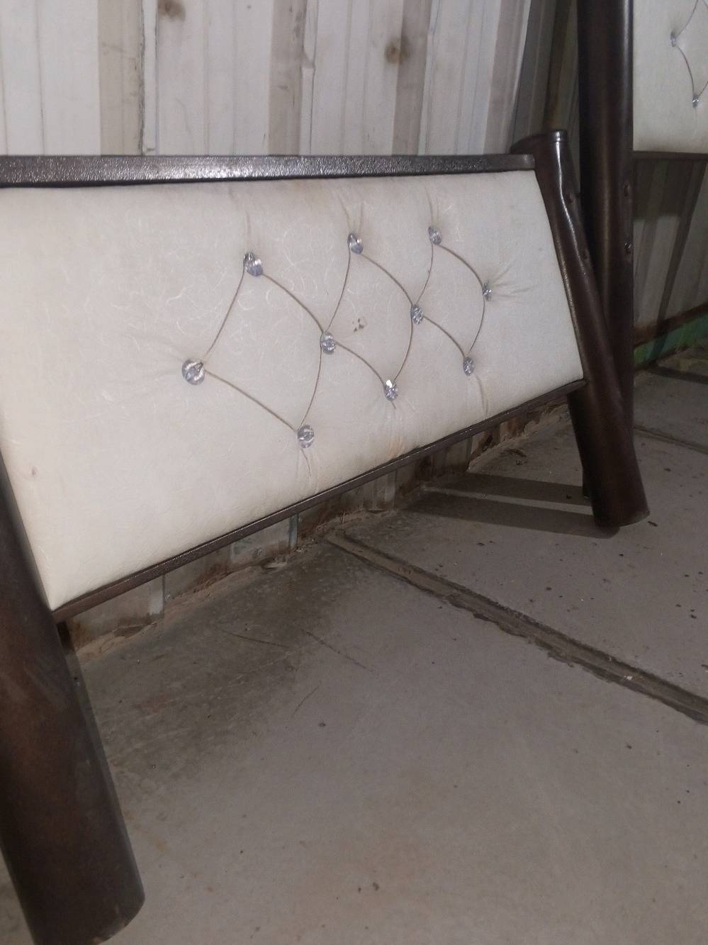 سرير نوم حجم كبير سعره 50وبيها مجال