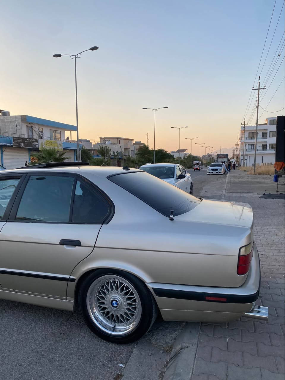 بيئيم بؤفرؤشتن بيلاد ٥٢٥ تؤماتيك مه كينه ي كراوه به ٥٢٨ سه قه ر به شه رت زؤر به قوه ته مؤديل ٩٠ كامل كراوه به ٩٥ ئارم پلاسيك هه ولير به شه رتي ئارمو ئه وه لياتو موسو براوه مواسه فات فول فوله كوشن جلدو هيته ر جلده كاني لؤكه سلايت ئاوينه كاره باي جام كاره با ته بريت له سه ر سويچ ئاوينه گوئ به رخ ده عمو ليدراو خايسو رزيوي به شه رت سه ياره كه هين ماله تير مه سره ف كراوه گيرومه كينه و ته قه و ره قه و پيشو دواي به شه رت كاره باي كامل مه زبوت چوار تايه ويلي لؤكي له ژيره به س تايه ويله كان ٥ وه ره قه ي پي دراوه سه ياره كه له روبه رو جوانتره نه ك له ره سما چالو قوپاوي نيه ده رو ناوي لؤكه سعري ٥٢ گه لاو كه مي معامه له ژم.***********(*********** السليمانية, العراق
