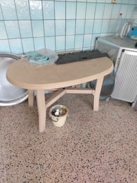 طاولة • حي سكر • قريب جامع الرحمة