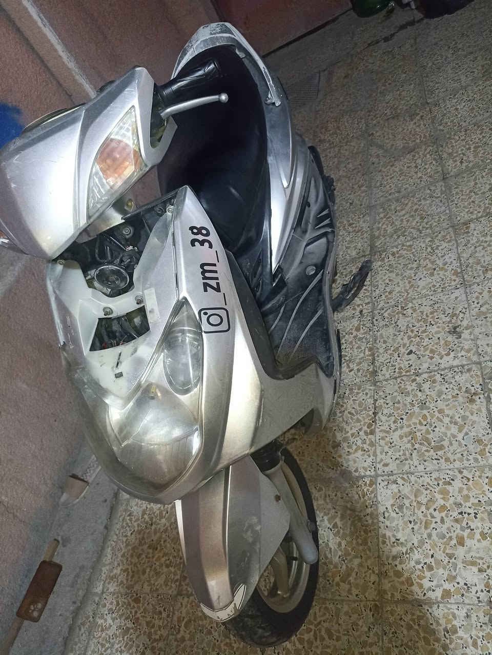 سلام عليكم
سكنس فحل كلش نضيفه مثل متشوفون  
كهربائيات  كله شغاله 
اوراق كامله 
سعر,350 وبيه مجال حك الجيه
طفت وديته المصلح كالي ولفات
اني ابيعه كايمه
***********

نص مكتوب في الصور:
- @_zm_38