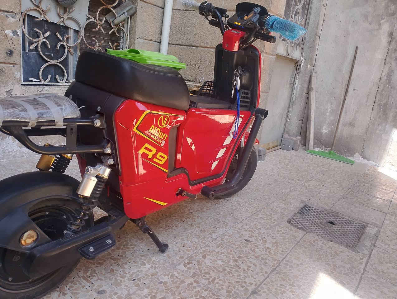 سلام عليكم R9 للبيع بطاريات الكبار 32 انبير دراجه جديده 
صار 3 أشهر طالعه من الوكيل سويجين بصمه كارتين السعر 650 بيها مجال حق الجيه رقم الهاتف *********** واتساب العنوان البصرة العاليه

