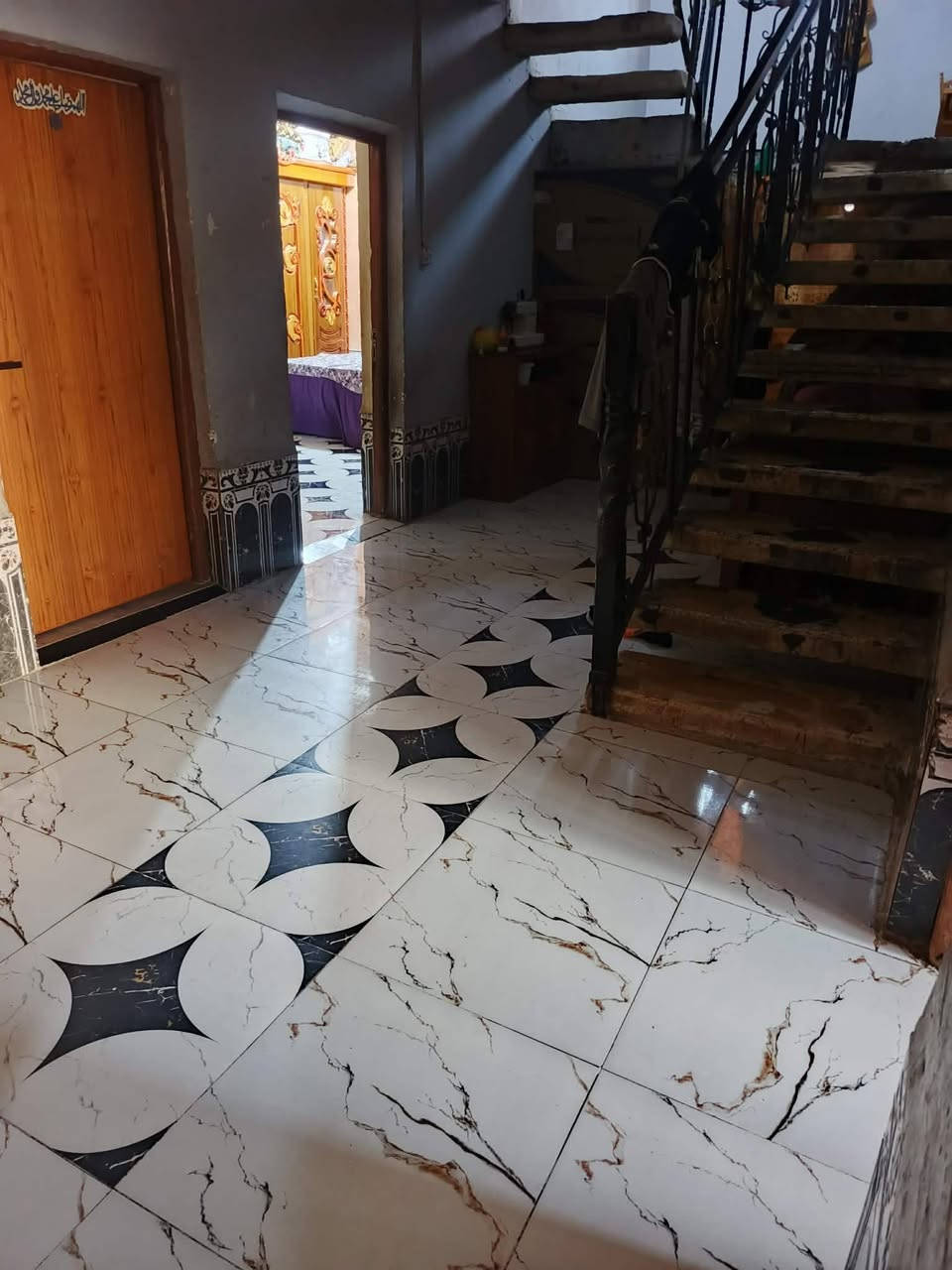 🏡 بيت للبيع
📍 الموقع: حي العسكري – شارع سيد جواد، ثاني فرع، رابع بيت.

📐 المساحة: 240 م². السعر ١١٥ وبي مجال نشالله 

✅ طابو صرف مع تحويل الملكية في اليوم الثاني باسم المشتري.

✅ بناء قديم لكنه مرتب وجاهز للسكن.

✅ منطقة مخدومة وتتوفر فيها جميع الخدمات.

تفاصيل البيت:

- استقبال.

- هول.

- صالة داخلية.

- غرفتا نوم.

- مطبخ حار / بارد.

- منور.

- صحيات داخلية وخارجية.

📞 للاستفسار والمعاينة، التواصل مع مكتب الضامن للعقار. ذي قار سوق الشيوخ خنيطله شارع الكراج *********** #سوق_الشيوخ#تشطيب_درجة_أولى#مكتب_الضامن_للعقار

