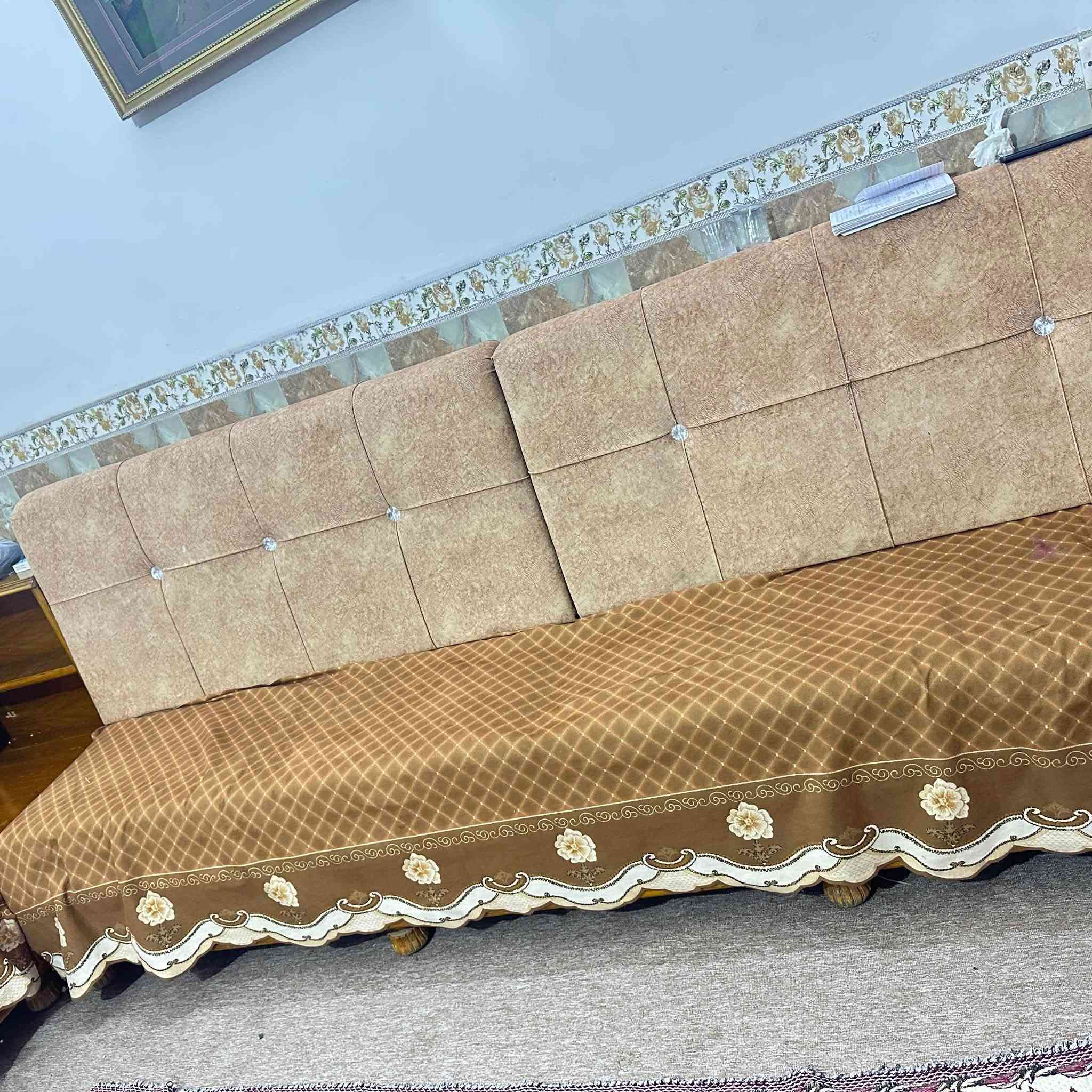 ديوان • عشر مقاعد • نضيف