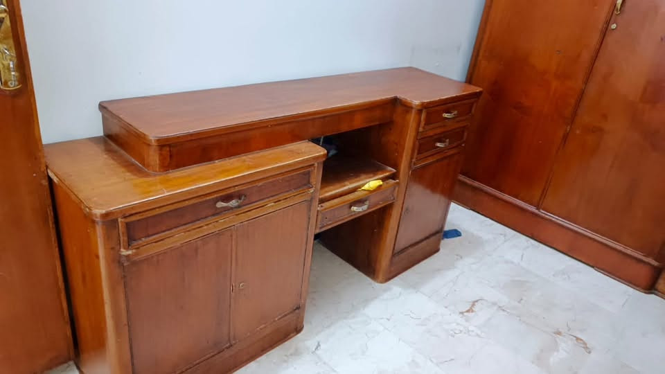 ميز تواليت  ..
جربايه مع دوشك .
زاويه ..
للبيع السعر 150 وبيها مجال ..
صاج عراقي 
***********
