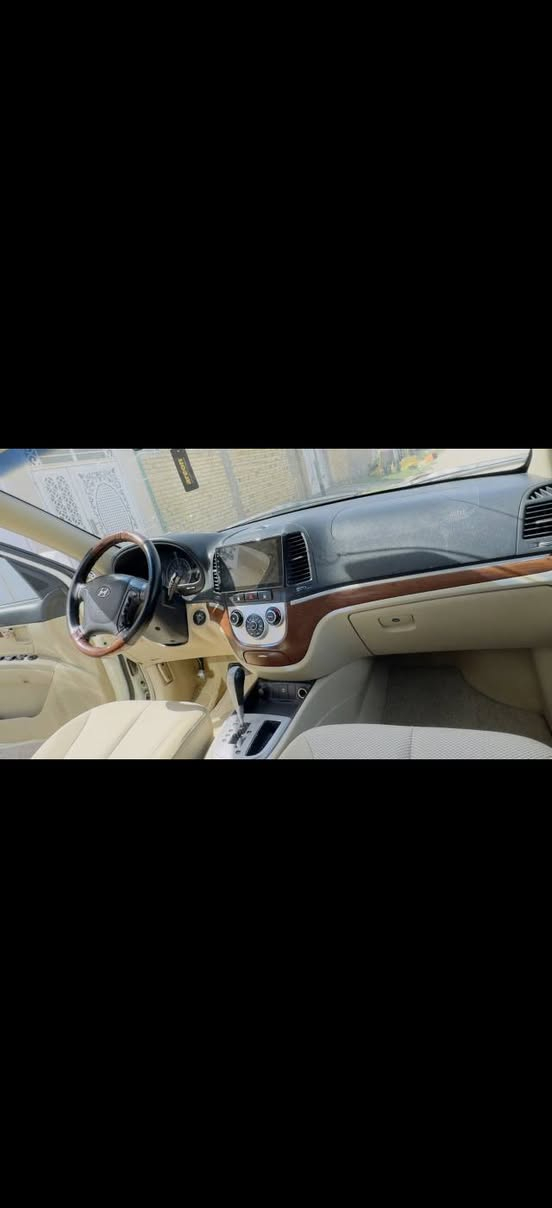 السلام عليكم ورحمة الله وبركاته
للبيع: هيونداي سنتافي 2008 (خليجي) 🚗✨
​📍 مكان السياره قضاء الفجر / ذي قار
​المواصفات والتفاصيل:

• المحرك: 6 سلندر (2.7L)  

• الدفع: فور ويل (4WD).

• المواصفات: سبعه راكب ،فتحة سقف، مثبت سرعة، شاشة أندرويد حديثة.

• التكييف: تبريد وتدفئة شغال وممتاز

• الرقم والسنوية: رقم بغداد، السيارة باسمي، والسنوية ماساقطة 

• الوضع العام: مكفولة من كلشي عدا الموضح بالصور 

​السيارة جاهزة من كلشي وما تحتاج أي مصروف، حدادية ومكينة وتبريد بشرط الفحص.

📞 للتواصل: (***********)
