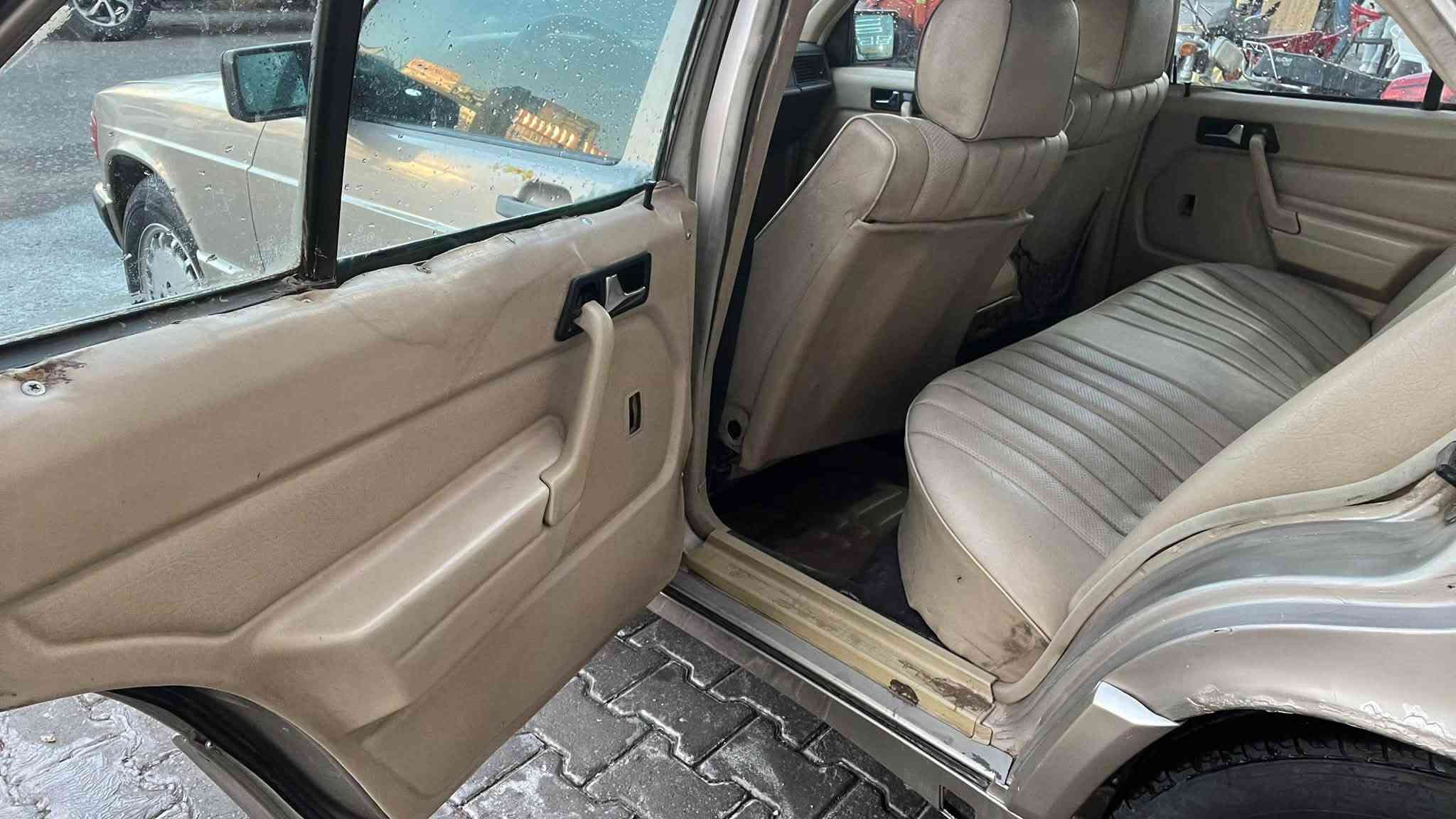 سلام عليكم 
مارسدس 190 طيارين
رقم بغداد
موديل 91
داخل بيجي محرك 4 سلندر عنكبوت 
السيارة كلش حلوة وناعمه
تبريد نقص بس راديتر كل المنظومة جديده
السعر 38 بيها مجال 
***********

