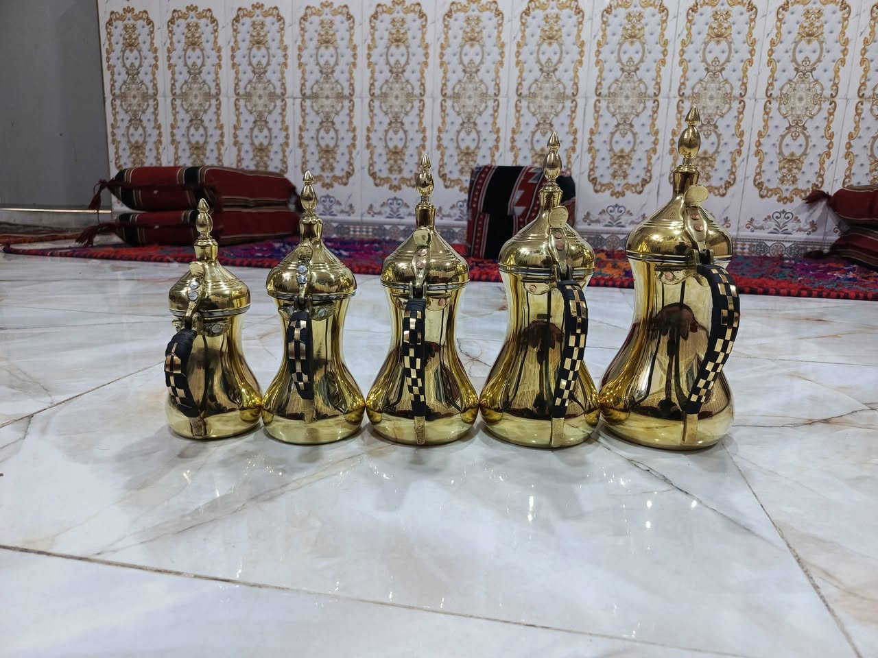 سيت دلال رسلان للبيع نحاس صنع سوري قياس 29 27 25 23 21 للستفسار اتصل *********** يوجد توصيل
