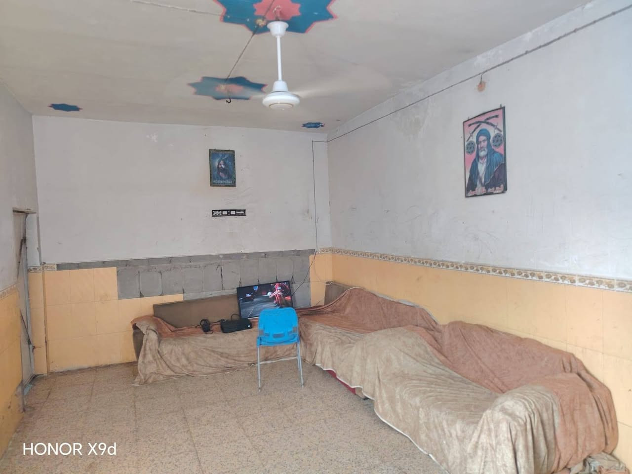 بيت بنأ قديم عكاده ساكنه بي عأله حالين يباع بسعر قطعه زين القوس شارع سيد يعقوب قرب الكراج *********** ***********
