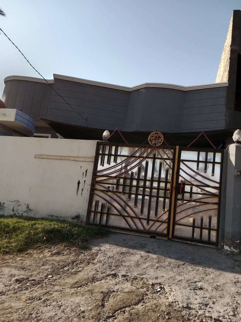 دار للبيع المساحه 200 متر يتكون من غرفتين وصاله واستقبال مطبخ كراج سياره صحيات داخليه وخارجه الارضيه مرمر البيت كامل الموقع شارع علي قماره قرب حسينيه الشهداء للاستفسار الاتصال على الرقم ***********
