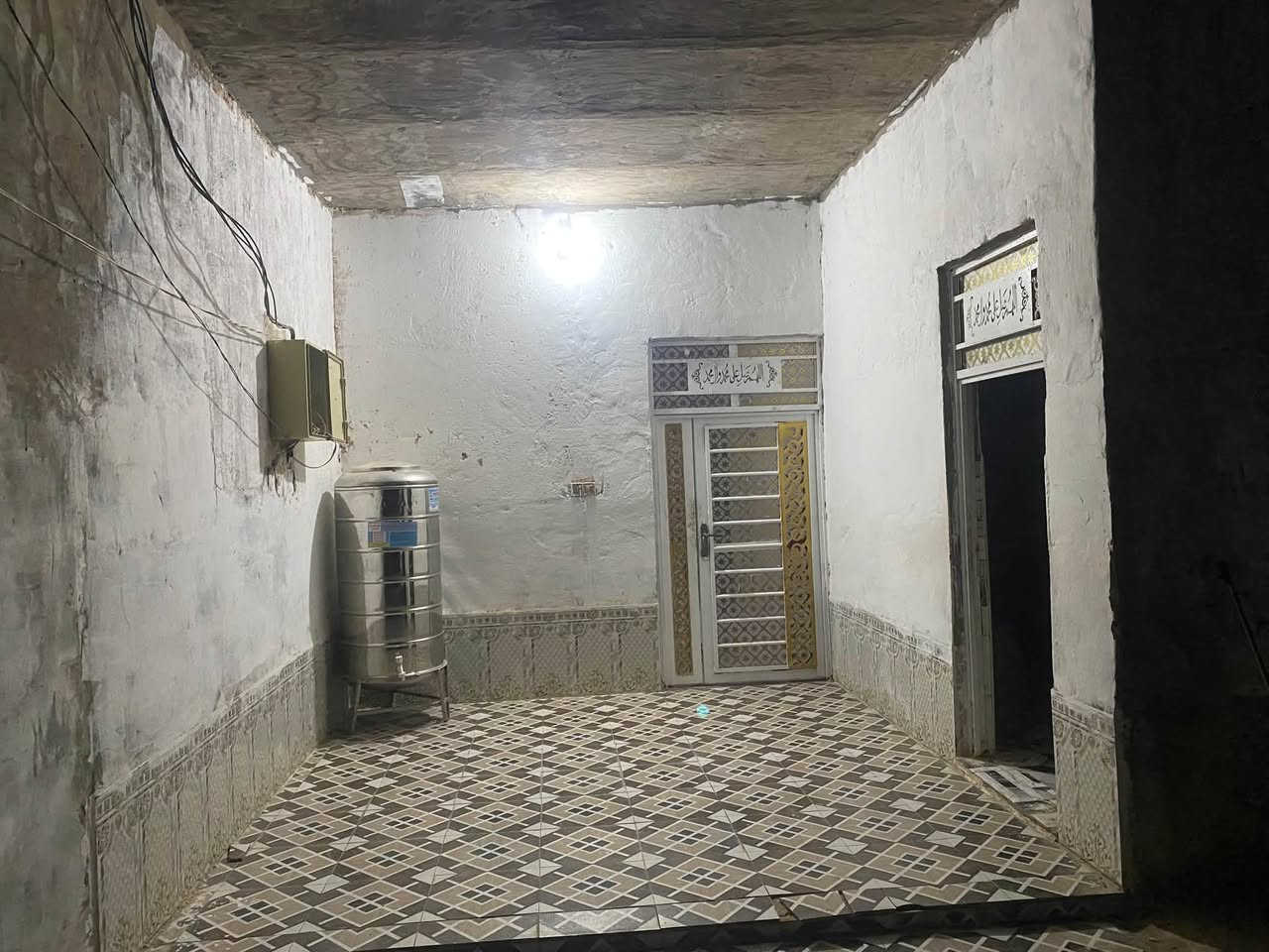البيت البيع مساحته ٤٠٠ركن متكون من غرفين صاله مطبخ مضيف خارجي صحيات داخليه وخارجيه كافت خدمات موجود عمود ٤٧١طريق شيوخ ‭***********‬الاستفسار عل رقم
