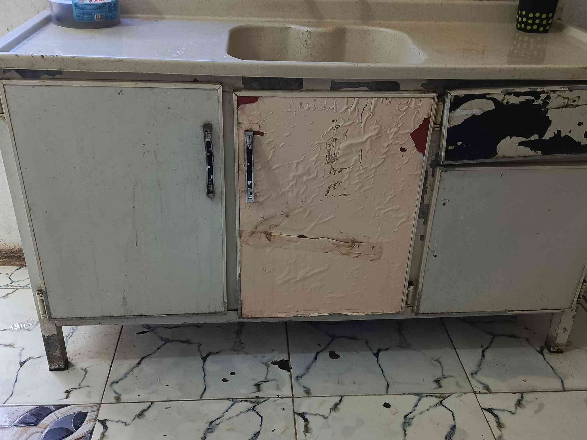 ثلاجة شغَاله ونضيفة وتجميدها فول الفوَل وجوا تبرد كذالك تبريدها  يخبل الجوة بيها خللل واحد فقط البيبان واكعه مالاتها ومسوينهن برزة يعني ينفتحن وينسدن طبيعي،++
وكاونتر كذالك للبيع هم مابي شي تريد راسلني وادزلك فيد كامل اله ..
رقم للاستفسار 👇
***********

