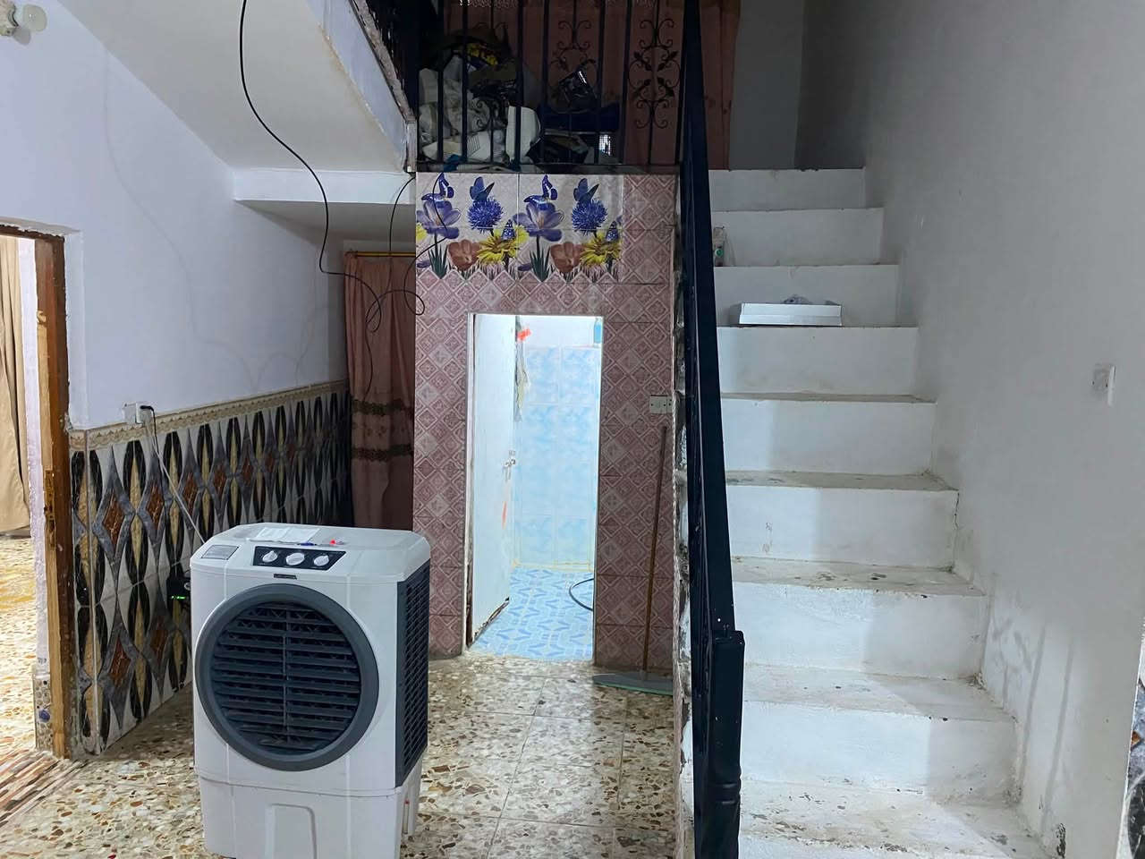 السلام عليكم البيت للبيع مساحته 200متر يحتوي ع غرافتين نوام وصاله واستقبال ومطبخ وحمام داخلي وخارجي موقع البيت الصويره حي العهد السعر 60 مليون بي مجال 
الهاتف ***********
