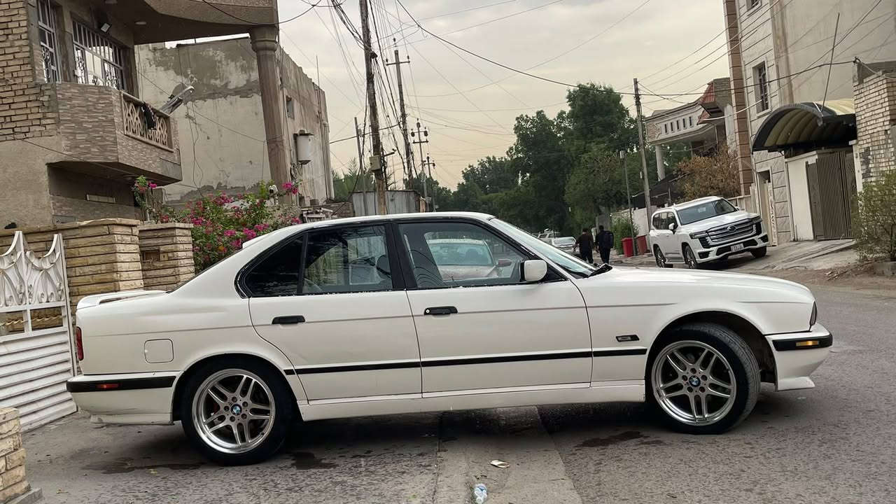 سلام عليكم من رخصه مدير لكروب
BMW540اصل بليته وسنويه 
سياره فلول مواصفات سلايت طكتين غرفه جلد دعاميات mاصل تخم ويل وتاير صلنصه M5 قفل اكسل كير ومكينه مكفولات //جددت لوحات وسنويه قبل 20يوم وبسمي تحويل مباشر  سياره جاهزه  للاستفسار اتصل ***********
