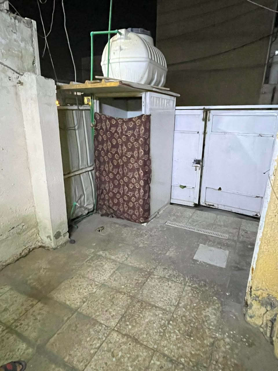 السلام عليكم
بيت للإيجار منطقة الشعب 
مقابل سوق 4000 مقابل روضة السندباد
المساحة 70 متر 
يحتوي على كراج ومخزن و استقبال وحولي ودرج للسطح 
و مطبخ وملحقات مشتركة و ترك و غرفه و سطح للإيجار 
للإيجار 400 رقمي ***********
