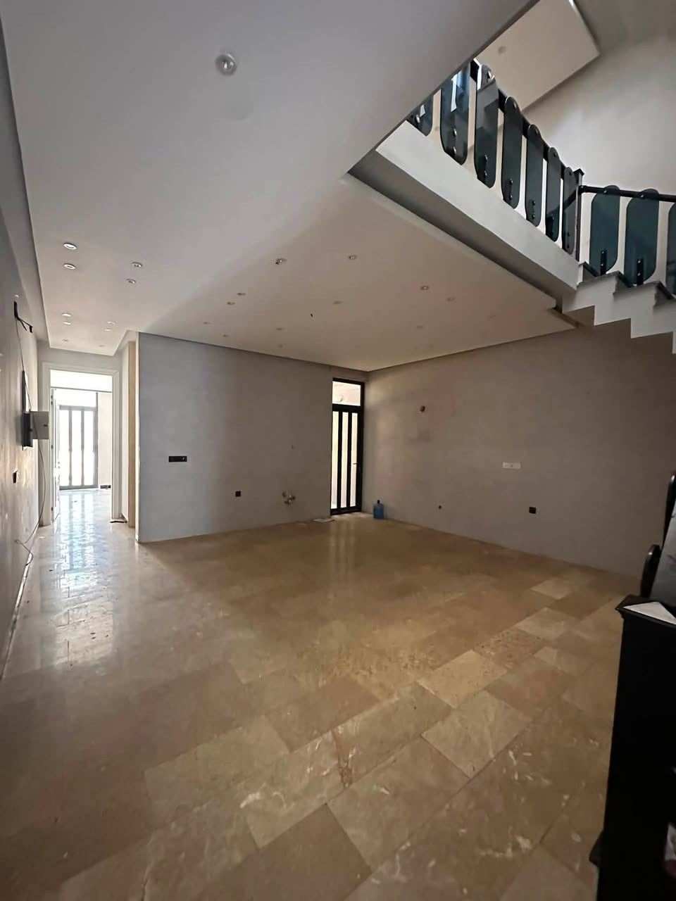 🏡 للإيجار في السيدية #VIP
✨ دار مودرن – تشطيب درجة أولى

📐 المساحة: 150 متر
🛏️ 4 غرف نوم
🛋️ صالة واسعة
🍽️ مطبخ
🚿 خدمات
🚗 كراج
🚪 مدخلان

📍 الموقع: السيدية – شارع الخيزران

💰 الإيجار: 2,000,000 دينار شهريًا
📅 الدفع: مقدّم 6 أشهر

للاستفسار والحجز، راسلنا على الخاص أو اتصل بنا.

***********
