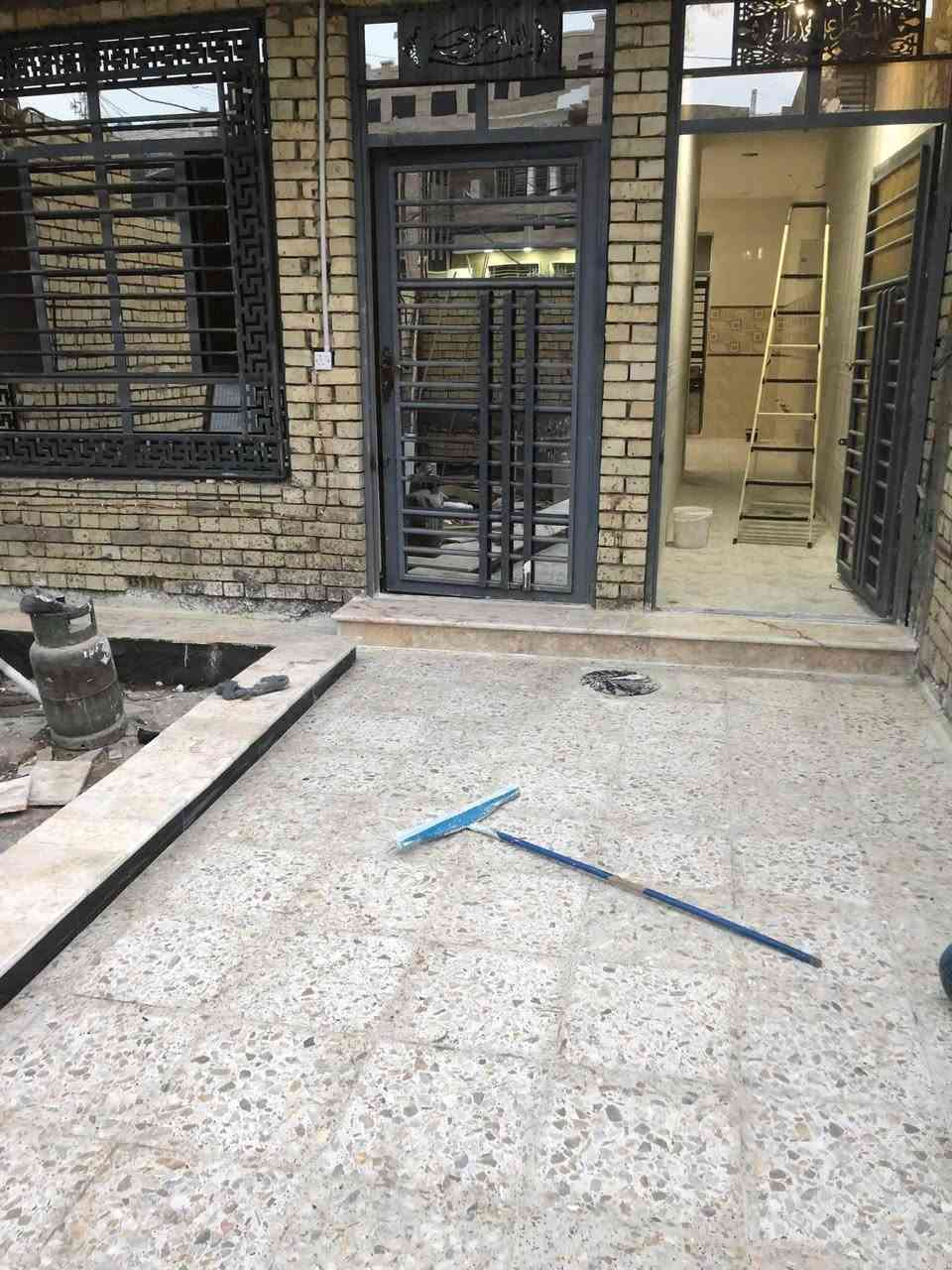 بيت بالمشتل شارع الجامع  بدايه الشارع 
مساحه١٦٥متر نزال٢٧ونص واجهه٦متر
بناء حديث مسلح سنه٢٠٢٣
خمس غرف نوم حديقه وكراج  ثلث طوابق ثلاث حمامات
 سعر متر ب٣و٢٥٠وبي مجال
رقمي بي واتساب  لباقي التفاصيل راسلوني 
*********** بغداد, العراق

