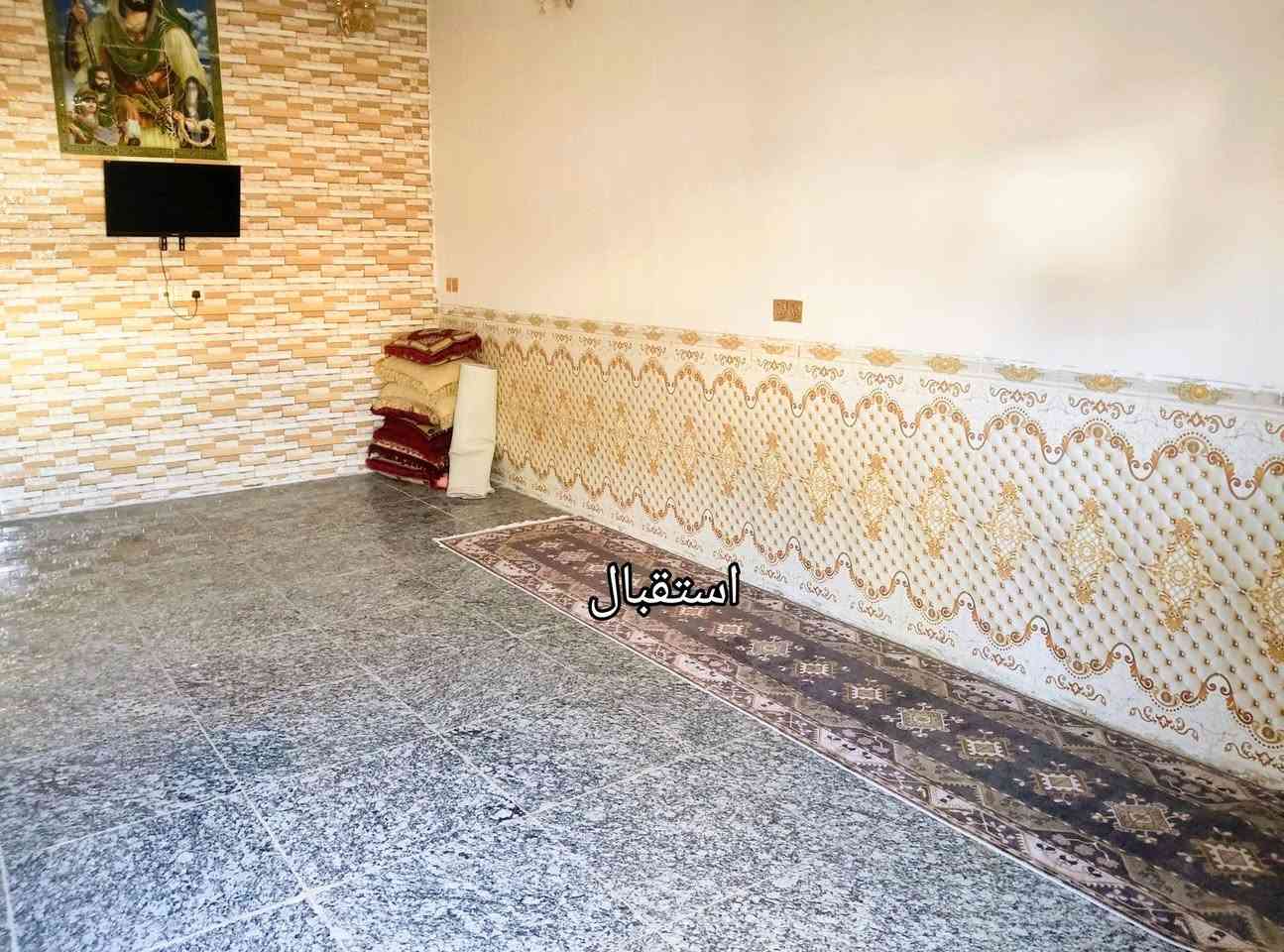 بيت حي العسكري يحتوي علا غرفتين وصاله ومطبخ وحمام  داخلي وحمام خارجي وصحيات خارجيه 
200م سعر البيت 150 مليون  السكف عكاده التصال علا الرقم ***********
موقع مكتبنا حي العسكري الثالث مقابيل موكب عمار قرب فلكت 60
