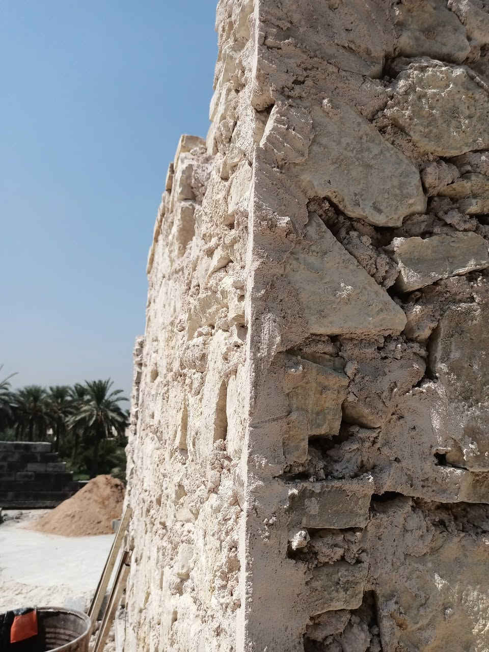 سلام عليكم 
شغل حجر مرتب مع ديكورات وترتيب 
بناء سياج 
بناء بيت
رصف مع ديكور 
تكحيل مع اضافة لون 
بناء مماشي 
بناء اساس سياج وبيت 

للتواصل مع استفسار واني بالخدمة 
***********
