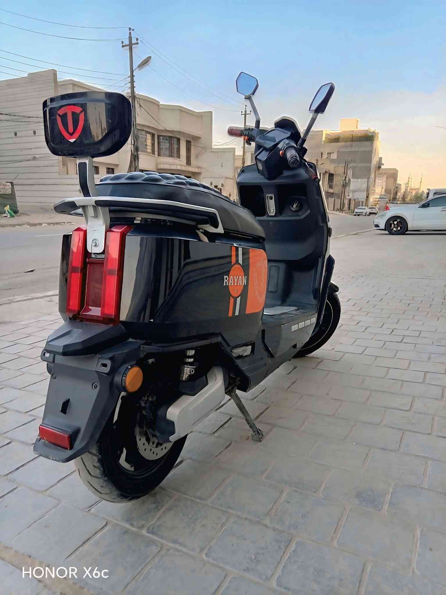 دراجة شحن RAYAN للبيع 
آخر إصدار (وحش الكون) 
تحكم سرعة 3 درجات 
6 بطاريات مسطرة
تشغيل عن بعد 
بصمات عدد 2 
كشن طبي 
لايتات مازدة (زنون) قوي جداً 
منفذ (YSB) 
الدراجة نازلة من وكالة الريان فرع الصدرية قبل (6 اشهر )
( السعر 900 ) وبيها مجال
للاستفسار ( ***********)
متوفر واتساب ايضاً 💙

نص مكتوب في الصور:
- HONOR X6c