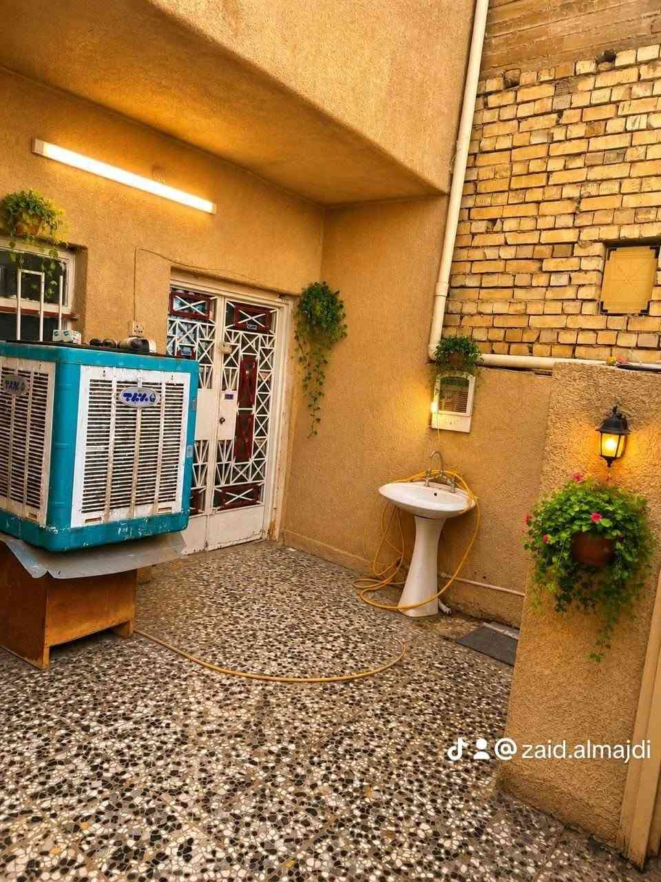#للبيع مشتمل طابقين و نص 75 متر
منزل عكاده نظيف للبيع، بناء مرتب وجاهز للسكن، بتصميم عملي ومريح.
تفاصيل المنزل:
3 غرف نوم
صالة واسعة  5 * 6
مطبخ -- خدمات ترك طرمه
بناء نظيف ومرتب
الموقع:
الطالبيه – مقابل مدرسة الاردن - غرناطه
لا يوجد جار مقابل المشتمل 
موقع مميز وقريب من الخدمات
المواصفات:
الجبهة: 5 أمتار -- النزال : 15
سعر ارض 230 مليون فقط 

للاستفسار والمعاينة يرجى التواصل ***********
