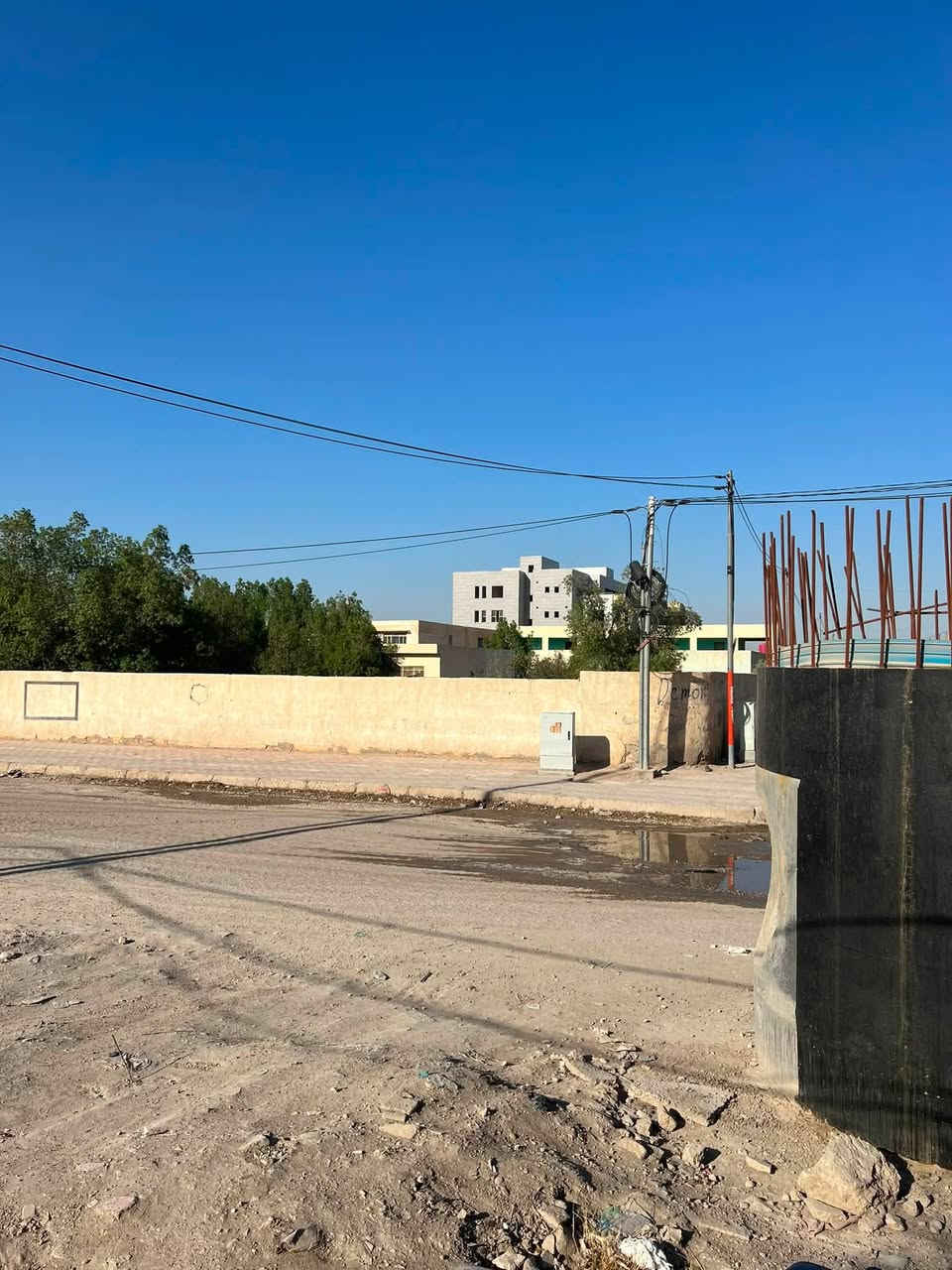 دار للبيع في حي الشهداء مقابيل مدرسة ثغر العراق عرض الشارع 25 متر
يحتوي على 6 غرف نوم وهول وصالة ومطبخ للاستفسار 
***********
