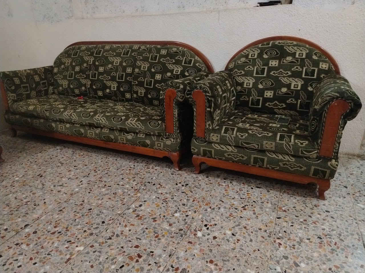 للبيع عشر مقاعد كريعات ***********
