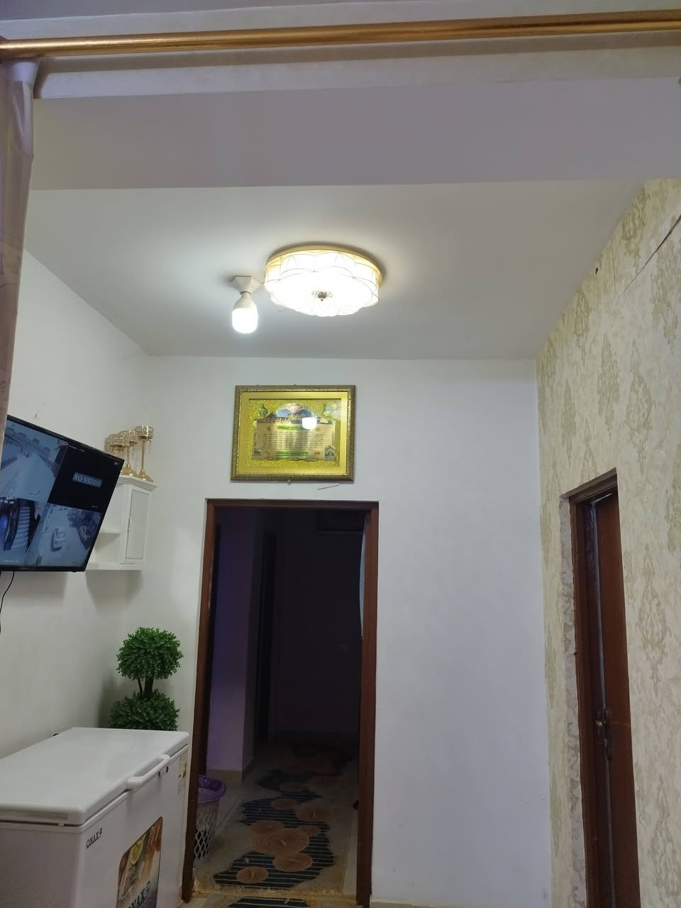 شقه للبيع عمارات سكنيه مدينة الصدر مدفوعه الثمن مقابل المحكمه  طابق وسط اول بلشقق الخضر مساحه ١٥٠ تقريبا ثلاث غرف نوم وصاله كبيره ومطبخ وحمام  وصحيات عدد ٢  استفسار ***********
