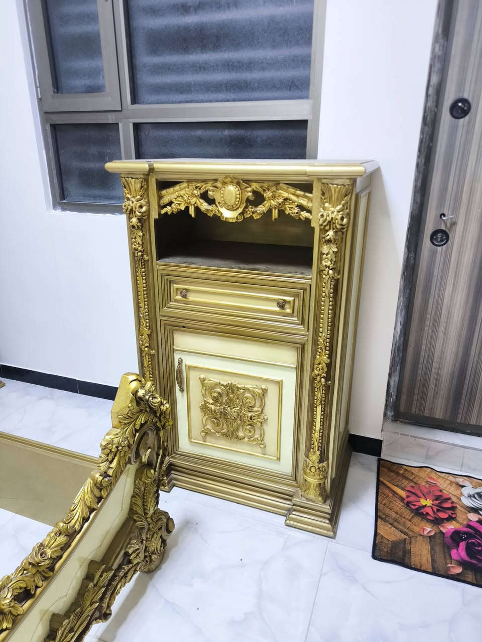السلام عليكم
غرفة نوم مصري دمياطي خشب زان للبيع 
سعر(مليونين و نص)  قابل للتفاوض
 رقم التواصل ***********
