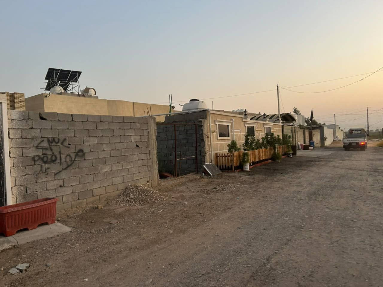 قطعة أرض ركن للبيع 4000 متر 
كاملة او تقسيم حسب الطلب 
طابو زراعي سند 25 
على شارع 30 متر و شارع 10 متر 
واجهة 106 و الواجهة الثانية 40 
خدمات متوفرة مي كهرباء 
متوفر حولها بناء بيوت المنطقة مسكونة 
الموقع : قرب رگية و فاضل 
للاسفسار على الرقم (***********) واتساب
