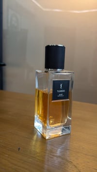 اصدقائي عطر توكسيدو اصلي للبيع مستخدم كما موضح بالصوره العطر من مصدر م...