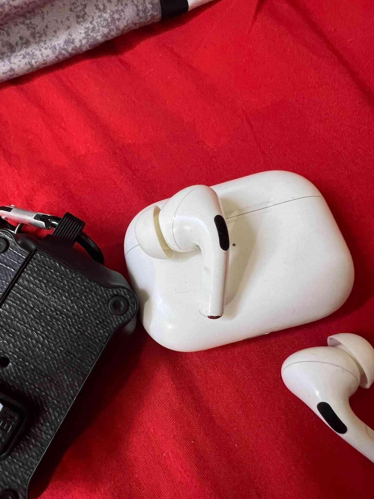 🎧 AirPods Pro 2 أصلية للبيع
السماعة أصلية 100% وموجودة ويا علبتها، وتشتغل بصورة طبيعية من ناحية الصوت والاتصال والتشغيل ✅

🔹 السماعة نظيفة وحالتها مرتبة
🔹 الصوت واضح
🔹 العزل والشفافية يشتغلن
🔸 ملاحظة: أكو وشوشة خفيفة جدًا تظهر عند تشغيل عزل الضوضاء أو الشفافية، ومن تطفي هذي الخيارات تختفي الوشوشة.

💰 السعر: 120,000 دينار
بيه مجال بسيط كلش
