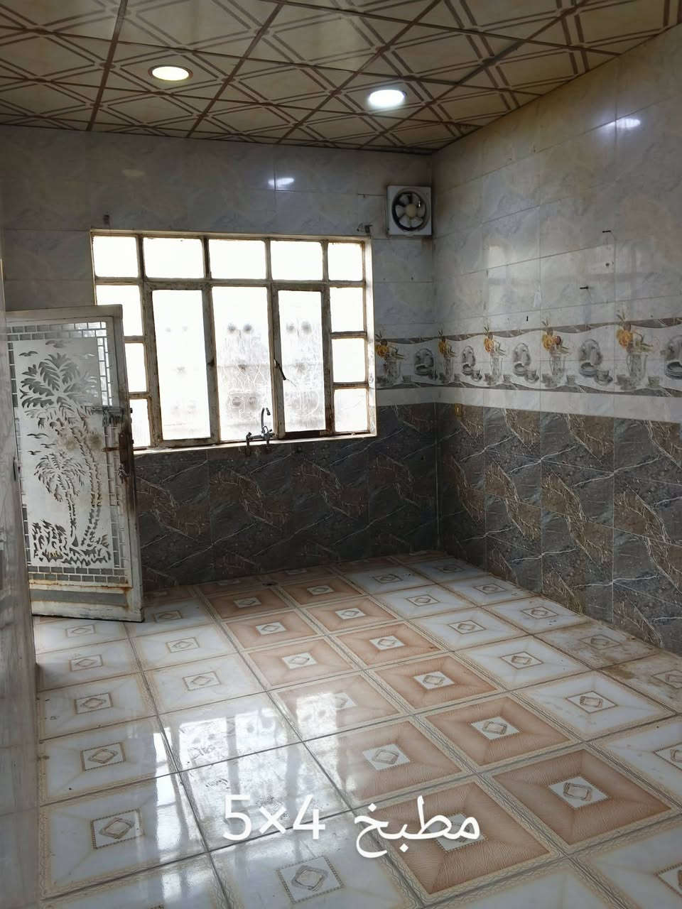 🏠 بيت حديث للإيجار
📍 الموقع: منطقة 3000 – خلف التجاري
📌 مدخل ديوم، مقابل مكاتب العقار
🔹 المساحة: 100م² (10×10)
🔹 الطابق الأول:
• غرفة + صالة + مطبخ
• حمام داخلي
• حمام خارجي
• كراج سيارة
• درج داخلي وخارجي
🔹 الطابق الثاني:
• غرفتان
💰 الإيجار: 250 قفل
⚠️ البيت لعائلة صغيرة فقط.
📞 للاتصال والاستفسار: ***********
يرجى قراءة التفاصيل كاملة قبل الاتصال.
