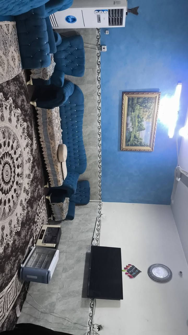 السلام عليكم ،، بيت للبيع مساحة 150م + 50 متر تشجير وكراج.. 
يحتوي الطابق الارضي على غرفتين وهول واستقبال 
والطابق الثاني يحتوي على ثلاث غرف مع الحمامات،، بيت نضيف خير من الله ،، 
الموقع الشعلة / ام نجم / شارع سالم / شارع الماركت ابو حسين قرب ساحة الاحرار 
الاتصال على صاحب الدار ***********
واتساب ***********
السعر 270 وبي مجال
