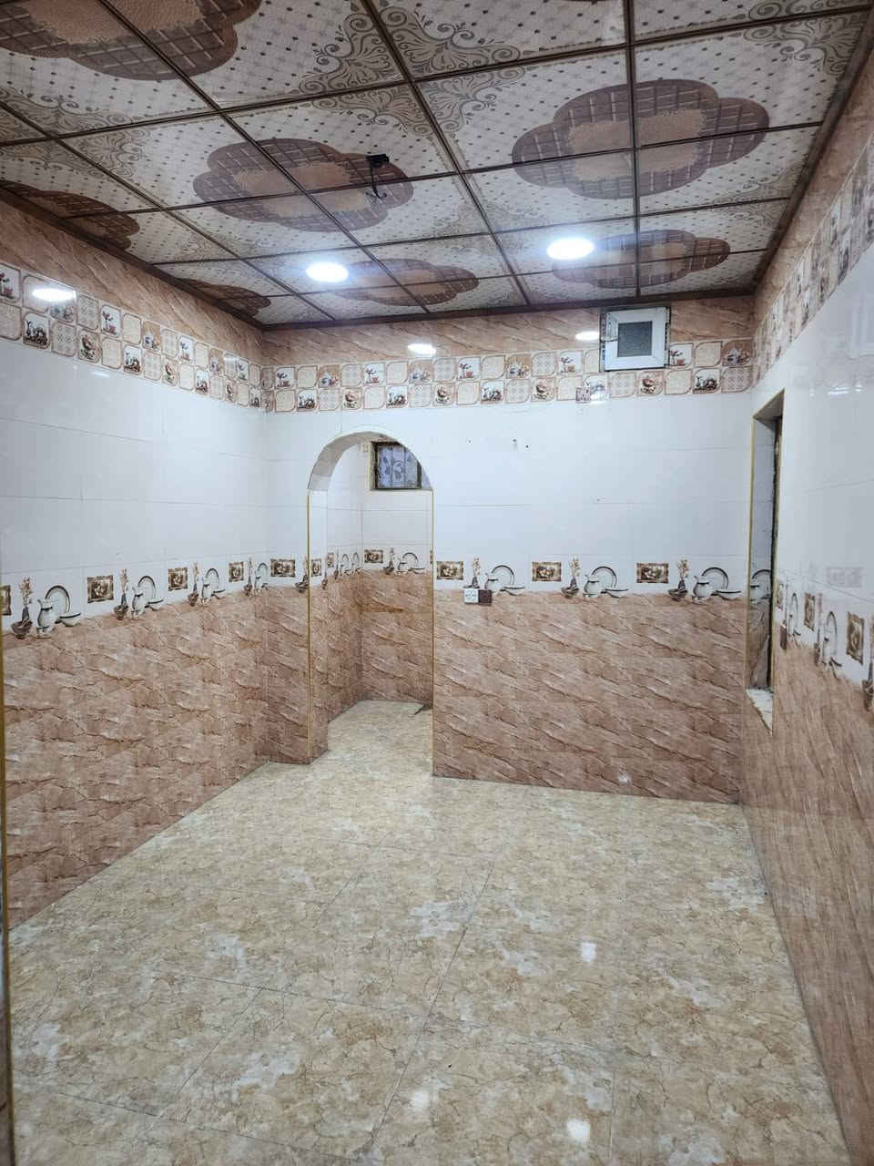 السلام عليكم بيت معروض للايجار او رهن المساحه 100 بناء طابوك طابقين البيت كله سيراميك لسقف الموقع شارع المطار قرب مدرسة زهور الجنائن شارع 10
للاستفسار يرجى الاتصال ***********
