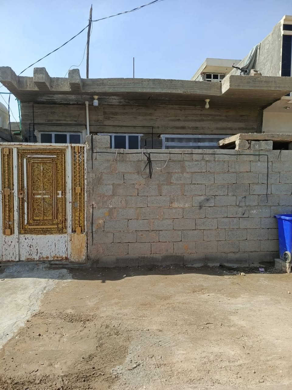 سلام عليكم بيت للبيع في الصقلاويه الشهداء الثانيه طابو زراعي مساحته 120 يحتوي علا قرفه وصاله ومطبخ وستقبال وحمامات بيت جاهز للسكن خدمات كامله مي كهربه تبليط السعر 35 وبي مجال للستفسار التصال 
(***********)(‏‪***********‬‏)
