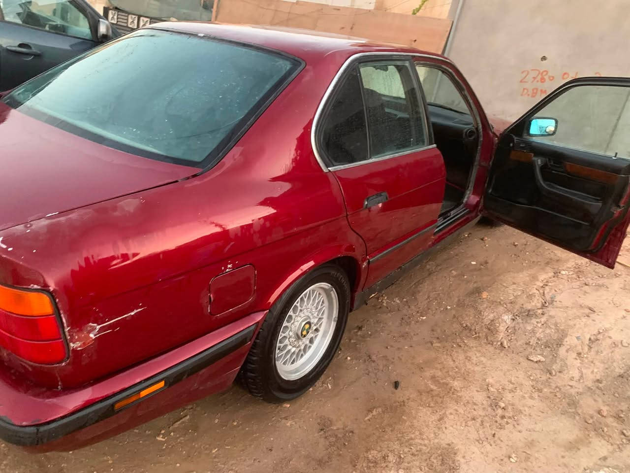 السلام عليكم بي ام للبيع موديل ٩٢ فول موصفات مسكر فانوس ٥٢٥محرك خير من لله مشدودجديد تبريد ثلج لسعر ٣٨ مكاني حله ***********

