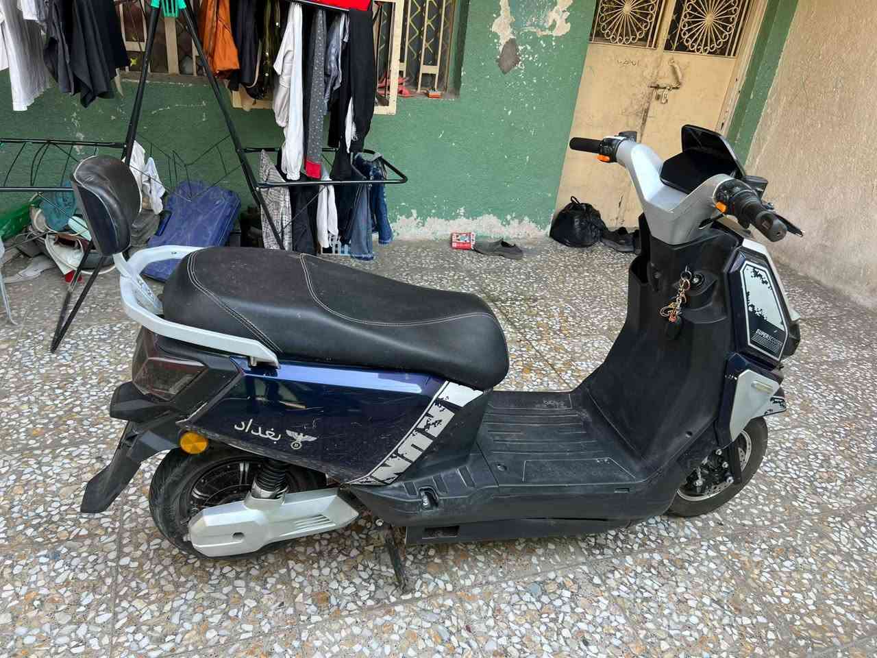 سلام عليكم دراجة شحن نضافه 90ب100
بطاريات جدد 6بطرايت 
كهربائيات شغاله فول 
تايرات نضاف 
سعره 80
ابريكات شغاله فول 
دسكات قويه يعني متحس بالطسه ابد 
تمشي 45كيلو حقيقي اني مجربيه 
يعني قطه متتفوت 
مديل 2025/3
الدراجه على ايدي 
بس الكفرات اشويه مشخطه بس الدراجه داخله كله نضيف فول وشاصي كلش قوي 
مكاني بغداد الجديدة 
رقم ***********
السعر 550وبيه مجال كلش زين للشراي
مع جميع تحياتي
