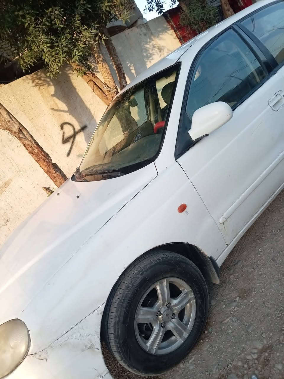سلام عليكم سياره دايو اكنزه موديل 2000 رقم واسط محرك كير مكفولات لا تبخير ولا تنقيص  حداديه تمام تايرات كهربائيات شغاله تحويل ثاني يوم رقم انكليزي مكاني واسط كوت. شراي يتصل مامتواجد خاص ***********
