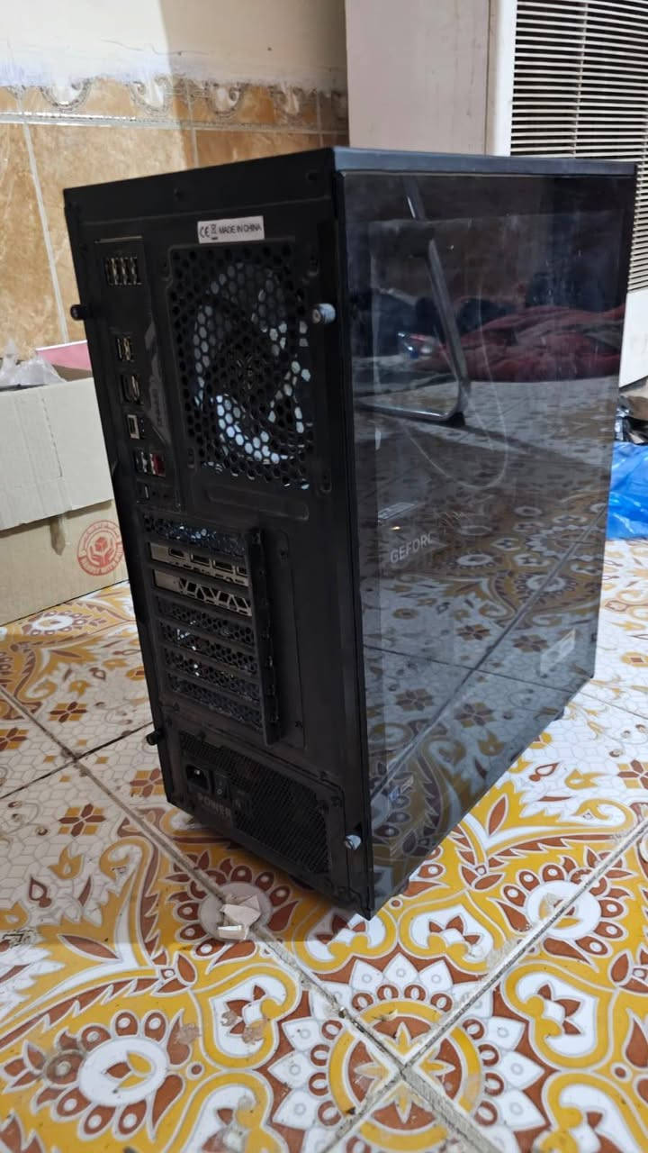 الســلام عليكم
PC للبيع

* **الكيس (Case):** FSP، زجاج مقوى (Tempered Glass) من الجوانب.
* **المعالج (CPU):** Intel Core i7-13700KF (الجيل الثالث عشر).
* **اللوحة الأم (Motherboard):** Gigabyte Z790 Gaming.
* **الذاكرة العشوائية (RAM):** TeamGroup **T-Force RGB** DDR5 بسعة **32GB (2×16GB)**، بتردد **6000MHz** أو أعلى، وتوقيت **CL30** أو أفضل، ومتوافقة مع منصات **Intel** و**AMD**.
* **بطاقة الرسوميات (GPU):** NVIDIA GeForce RTX 4070 من شركة **GALAX**، إصدار **3 Fan**.
* **التخزين (Storage):**

  * NVMe SSD بسعة **1TB**.
  * SATA SSD 1**256 GB**
* **التبريد (Cooling):**

  * مبرد مائي (Liquid Cooling) للمعالج.
  * إضاءة RGB.
  * **6 مراوح RGB** لتدفق الهواء (3 مراوح إدخال + 3 مراوح إخراج).
* **مزود الطاقة (Power Supply):** FSP Hydro بقدرة **750W**.

✨ القطع كلهه نضيفه جدا والحراره جدا ممتازه 

واخيرا السعر المقدس..
1800 الف

واتساب
 ***********
