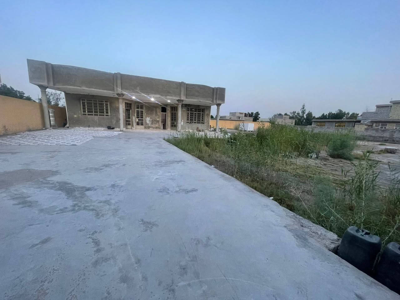 السلام عليكم دونم 2500 متر للبيع
300 متر بناء و 200 متر مدكوك رفت 
موقع نهايت الاصلاح قرب كميره بشارع نفط الوسيط 
للستفسار الاتصال على رقم ***********
