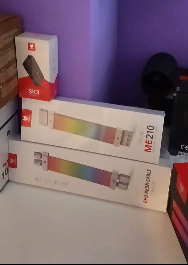 السلام عليكم <3  . للبيع . 
...........................................
1. case asus gt 502 white  نضيف جدا موجود بالكاروتون بس الكارتون للامانه شويه متضرره بالحر العظيم جنت شامره بالسطح هههه
2 . فانات ستارلنك الترا عدد 2 كت لون ابيض نضيفات جدا  واحد  الاصق ما شايله منه 
3 . كيبل RGB  MB + GPU ايضا نضيف جدا استخدام قليل لون ابيض + كنترول هديه مشتري وحد <3 الي يحب يتواصل واتساب . وان شاء لله سعر يرضي الطرفين . لان اني ممحتاجهم زايدات . <3 
***********
