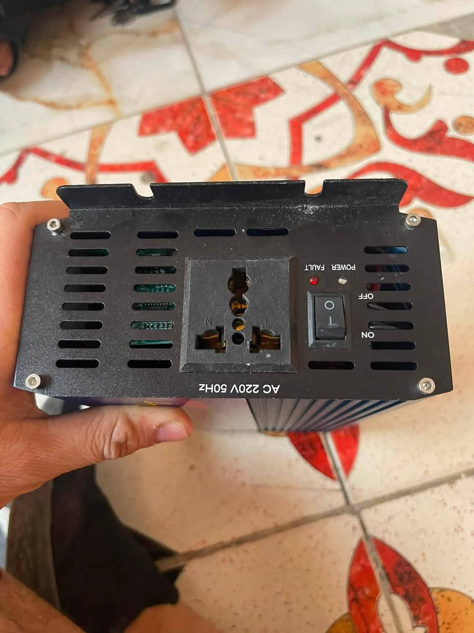 إنفيرتر) موجة جيبية نقية بقدرة 1000 واط (Pure Sine Wave Inverter)، يقوم بتحويل التيار المستمر من بطارية 12 فولت إلى تيار متردد 220 فولت بتردد 50 هرتز.الجهد الداخل (Input): 12 فولت تيار مستمر (DC 12V)الجهد الخارج (Output): 220 فولت تيار متردد بتردد 50 هرتز (220V/50HZ)القدرة (Power): 1000 واط (1000W) بموجة نقية تناسب الأجهزة الحساسة
إنفيرتر) موجة جيبية نقية بقدرة 1000 واط (Pure Sine Wave Inverter)، يقوم بتحويل التيار المستمر من بطارية 12 فولت إلى تيار متردد 220 فولت بتردد 50 هرتز.الجهد الداخل (Input): 12 فولت تيار مستمر (DC 12V)الجهد الخارج (Output): 220 فولت تيار متردد بتردد 50 هرتز (220V/50HZ)القدرة (Power): 1000 واط (1000W) بموجة نقية تناسب الأجهزة الحساسة 
***********
