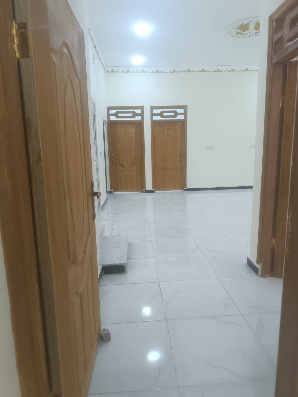 🏡 بيت للبيع – البصرة / أبو الخصيب / محيلة

📐 المساحة: 200 متر
📄 الطابو: زراعي باسم عراقي – سند 25

✨ مواصفات البيت:

- 3 غرف نوم
- استقبال
- صالة
- مطبخ
- درج
- كراج سيارة
- صحيات داخلية وخارجية
- بناء حديث
- ديكورات كاملة وتشطيب مرتب

🛣️ الموقع:
البصرة – أبو الخصيب – محيلة
على شارع مبلط 10 متر
يبعد حوالي 200 متر عن شارع السايدين

💰 السعر: 120 مليون دينار عراقي (قابل للتفاوض)

📞 للاستفسار:
أبو مهدي
***********

📢 نستقبل عروضكم العقارية من جميع أنحاء البصرة.
