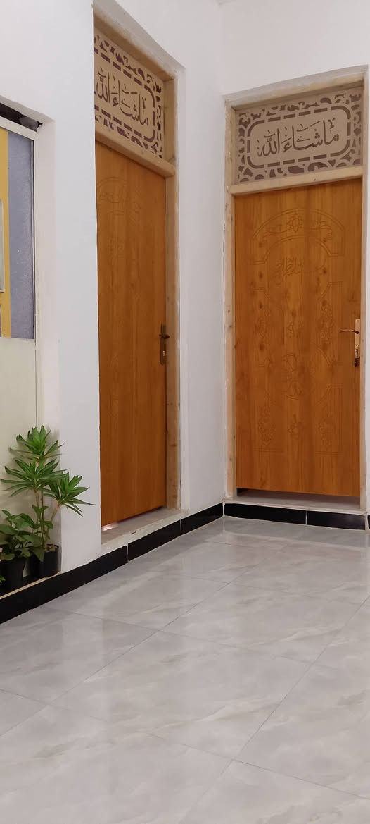 السلام عليكم بيت للبيع المساحه 200متر حي طارق شارع الوسط قرب صيطره تفاصيل داخل الفيديو هاذا رقمي خابر وتدلل***********
