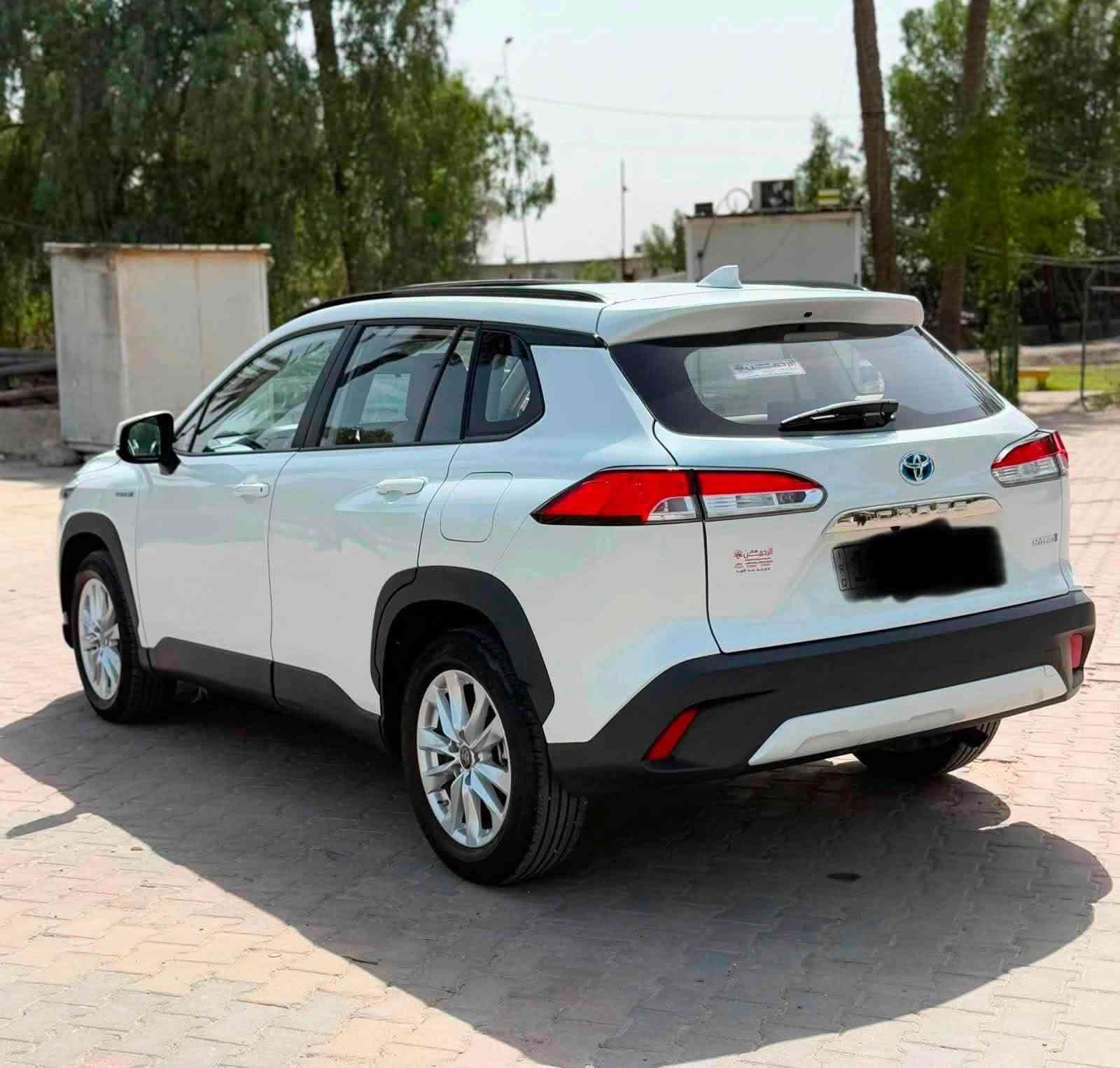 * للبيع في بغداد 🚗✨
* ‎​تويوتا كورولا كروس (Toyota Corolla Cross) موديل 2025
* ‎ماشيه 18000km
* ‎ بحالة ممتازة جداً،  مكفولة سيارة عائلية، اقتصادية، وعملية بكل ما تحمل الكلمة من معنى.
* ‎​الحالة: ممتازة جداً بحالة الشركة
* ‎​المواصفات:
* ‎​تبريد مركزي ممتاز قطعتين
* ‎​شاشة ذكية مع كاميرا خلفية
* ‎​نظام هايبرد
* ‎​تحكم ستيرن كامل
* ‎​بصمة تشغيل ودخول 
* ‎كشنات مخمل 
* ‎سلايد روف 
* شاشه ابل كار بلي وكامره خلفيه 
* ‎بلإضافة إلى زنون بلادي اصلى وحمالات سقف وبلوجكتورات  
* ‎​السعر: (27.300 بيع بيه مجال بسيط)
* ‎​رقم الاتصال: *********** 
* ‎​📍 مكان تواجد السيارة: بغداد 
* ‎📞 للاستفسار والتفاصيل أكثر يرجى الاتصال أو مراسلة الخاص حصراً، ورزقنا ورزقكم على الله. بغداد, العراق
