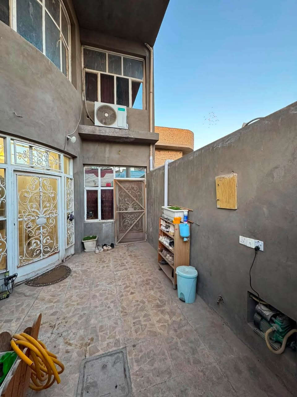 السلام عليكم
بيت للبيع ١٠٠م مربعة بصف الركن بحي القدس الثاني قريب البانزين خانه 

 طابقين الطابق الاول صحيات واستقبال وصالة ومطبخ والطابق الثاني ٣ غرف نوم وصحيات بناء ٢٠١٣ 

للاستفسار خاص او ع الرقم 

***********

