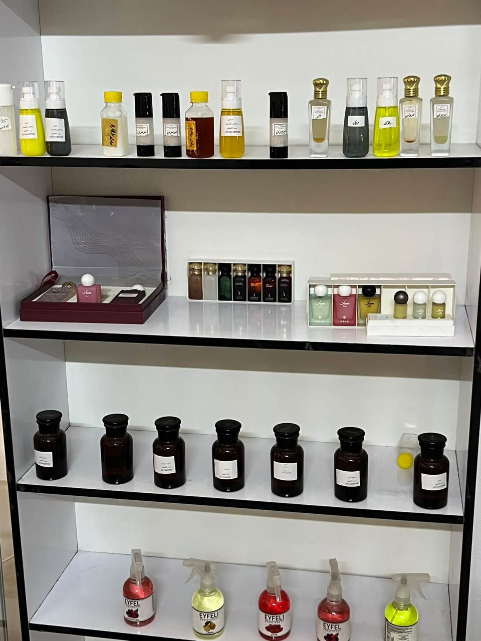 متوفر افضل انواع العطور  والعطور المركزه معى مكياج وملابس نسائيه وكل شيئ يخص المرأة كادر نسائي العنوان كويريش 3000 شارع 20  يوجد توصيل مجاني داخل المنطقه والمناطق المجاوره  واتس اب ***********
